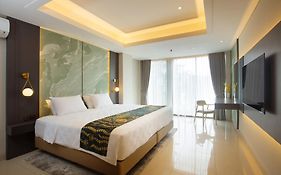 Louis Kienne Chadstone Cikarang